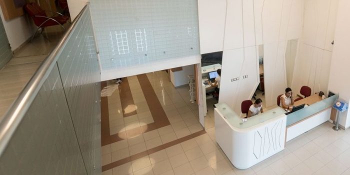 Blick von oben auf die Halle des Gynolife IVF Center