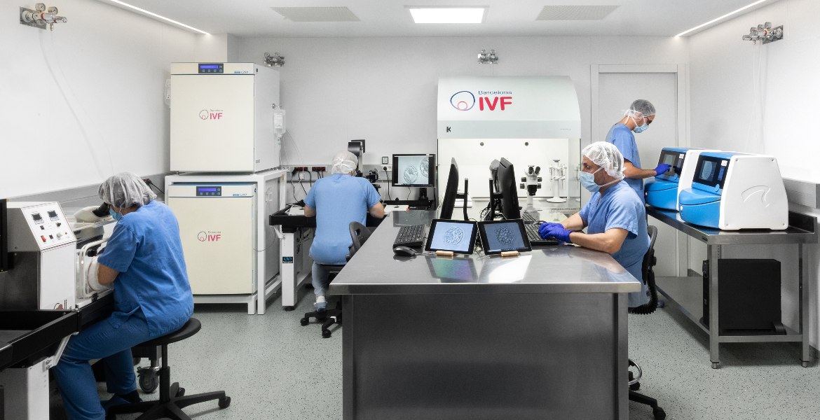 Fachpersonal arbeitet im hochmodernen IVF-Labor der Barcelona IVF Klinik mit Spezialgeräten für künstliche Befruchtung.