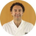 Porträt von Dr. Jorge Ten, Arzt im weißen Kittel, Experte für assistierte Reproduktion am Instituto Bernabeu