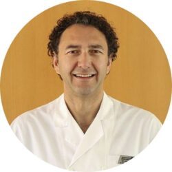 Porträt von Dr. Jorge Ten, Arzt im weißen Kittel, Experte für assistierte Reproduktion am Instituto Bernabeu