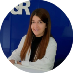 Dr. Valeria Sotelo von UR Vistahermosa mit weißem Arztkittel, Spezialistin für nicht-invasive genetische Analyseverfahren bei IVF