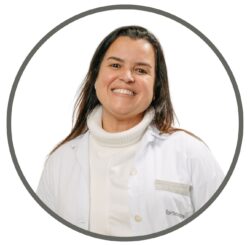 Dr. Cláudia Zennaro, Spezialistin für reproduktive Medizin bei Ferticentro, lächelt in weißem Kittel – Erfolgsgeschichten bei unzureichender Eierstockreserve.