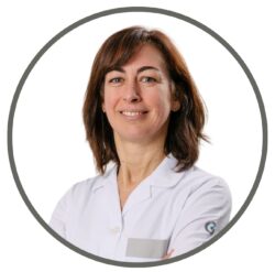 Porträt von Dr. Giselda Carvalho, Spezialistin für Gynäkologie und Geburtshilfe in der Ferticentro-Klinik in Coimbra, in weißem Arztkittel, lächelnd auf einem Profilfoto.