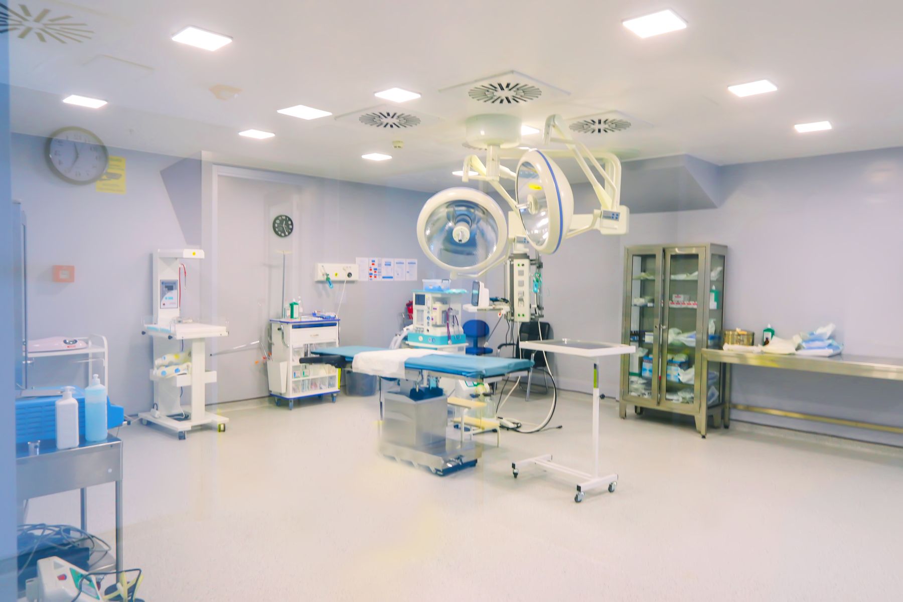 Modernes Operationszimmer der LeaderMed IVF Klinik Georgien für Eizellentnahme (Egg Retrieval) mit OP-Lampe und sterilen Geräten für Kinderwunsch-IVF.