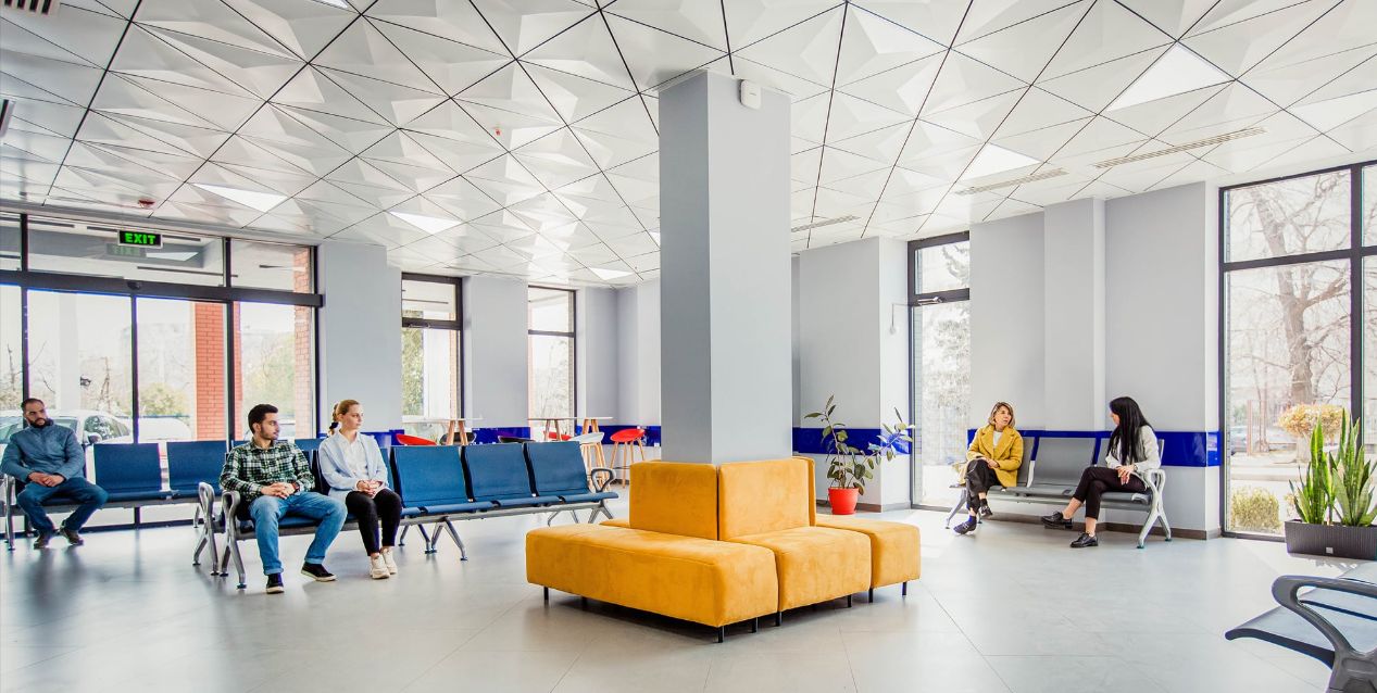 Helles, modernes Wartezimmer der LeaderMed IVF Klinik in Georgien mit bequemen Sitzecken und Pflanzen für entspannte Kinderwunsch-Patienten.